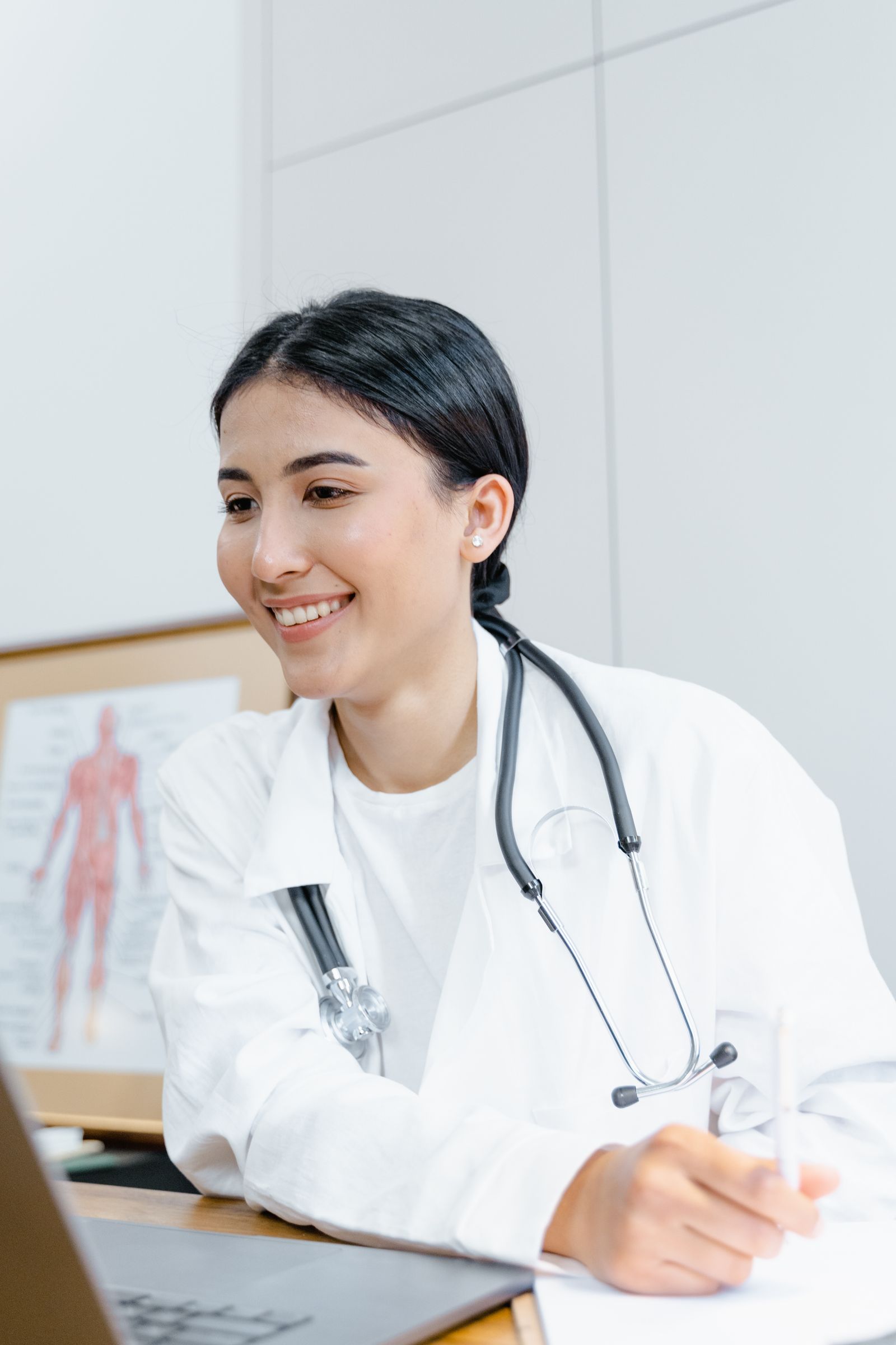 Foto ilustrativa de médica — a substituir pela foto da Dra. Suélen